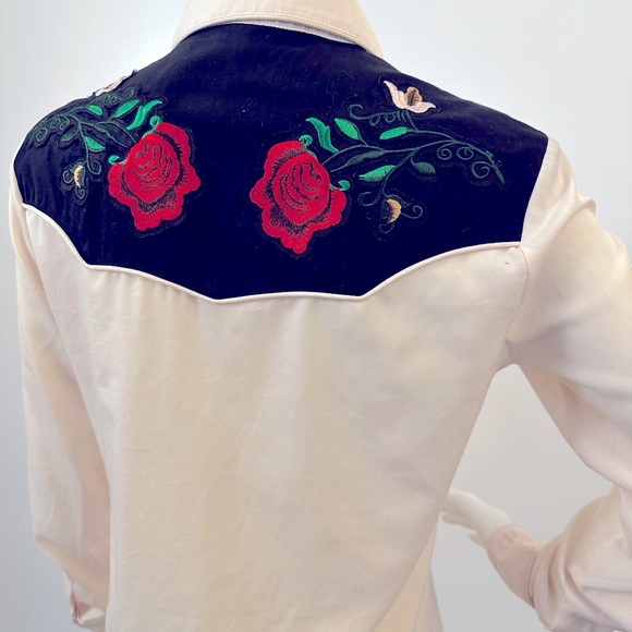 SOLD Vintage Western Women’s Blouse Size Small - Picture 2 of 2